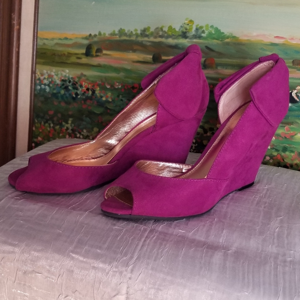 REPORT peekaboo toe wedge